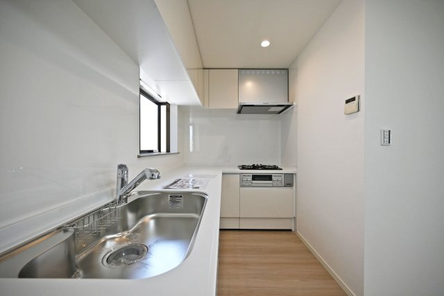 尼崎市金楽寺町2丁目中古戸建│4LDK+駐車1台可のキッチン| 機能性充実L字型システムキッチン。3口コンロと魚焼きグリルがあるのでお料理の幅が広がります。