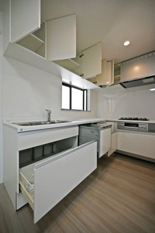 尼崎市金楽寺町2丁目中古戸建│4LDK+駐車1台可のキッチン|上下に収納があり収納豊富なため、常にすっきり保つことが出来ます。