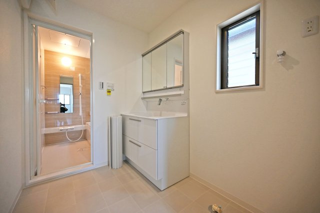 尼崎市金楽寺町2丁目中古戸建│4LDK+駐車1台可の独立洗面台|2階洗面室入ってすぐの内観写真です。洗面台は3面鏡裏収納付きのドレッサーを採用しています。小窓も設けているため、電気乾燥機等によりこもる湿気もしっかり排出できます。