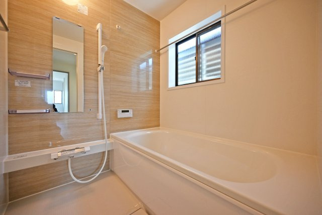 尼崎市金楽寺町2丁目中古戸建│4LDK+駐車1台可の浴室|2階浴室の内観写真です。 1坪超の小窓付きで広々としており、1日の疲れをしっかり癒せる空間となっております。