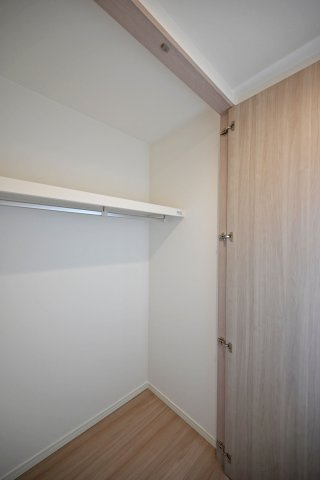 尼崎市金楽寺町2丁目中古戸建│4LDK+駐車1台可の収納|2階廊下部分に収納が設けられております。収納庫内には枕棚とハンガーレールを配置しています。