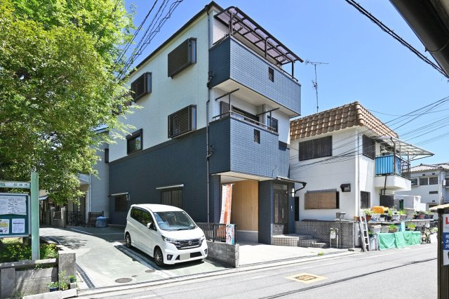 尼崎市金楽寺町2丁目中古戸建│4LDK+駐車1台可の外観|JR東海道本線「尼崎」駅徒歩15分の利便性に優れた立地、2025年2月室内リフォーム済の中古戸建です。皆様からのご連絡を心よりお待ちしております。