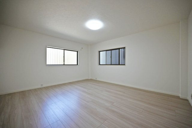 尼崎市金楽寺町2丁目中古戸建│4LDK+駐車1台可の洋室|1階主寝室想定に入ってすぐの内観写真です。 3面採光につき光を多く取り入れる事ができますので 室内大変明るい空間となっております。