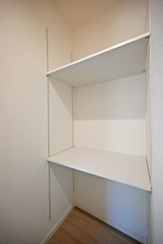 尼崎市金楽寺町2丁目中古戸建│4LDK+駐車1台可の収納|1階廊下部分には可動棚収納が設けられています。