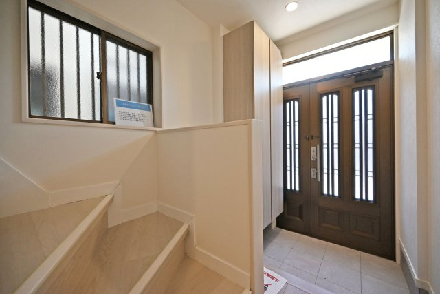 尼崎市金楽寺町2丁目中古戸建│4LDK+駐車1台可の玄関|1階玄関をホール側から撮影した内観写真です。 十分な容量のシューズボックスを完備×広々とした空間が魅力！