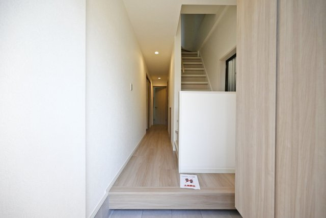 尼崎市金楽寺町2丁目中古戸建│4LDK+駐車1台可の玄関|1階玄関に入ってすぐの内観写真です。 玄関には天井まであるシューズボックスでご家族の靴が片付きすっきりとした玄関に◎