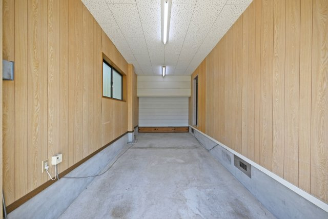 尼崎市金楽寺町2丁目中古戸建│4LDK+駐車1台可の駐車場|ビルトインガレージ内の内観写真です。
こちらは電動シャッター付です。