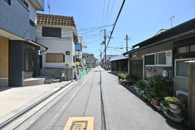 尼崎市金楽寺町2丁目中古戸建│4LDK+駐車1台可の前面道路含む現地写真|前面道路幅は南側に約4.5ｍです。