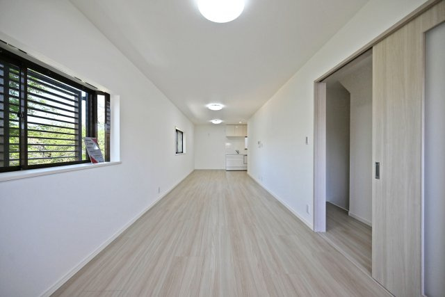 尼崎市金楽寺町2丁目中古戸建│4LDK+駐車1台可の居間・リビング|2階LDK内観写真です。 家族の集まるリビングは明るく暖かな日差しが差し込み、家族の団らんを包み込みます。 住まう人の暮らしの質を高めてくれるようなリノベーション空間です。