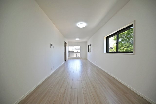 尼崎市金楽寺町2丁目中古戸建│4LDK+駐車1台可の居間・リビング|2階LDK内観写真です。 LDKの広さは約19帖でリビングセットを置いても、十分な広さが確保されています。 明るく広々としたリビングで家族団らんのひと時をお楽しみ下さい！