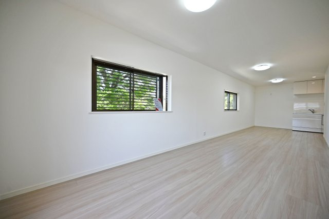 尼崎市金楽寺町2丁目中古戸建│4LDK+駐車1台可の居間・リビング|LDKは約19帖でゆとりある広さです。 インテリア配置に困らない間取り設計に加え、お子様のいる世帯に必要な部屋数を備えた物件です。