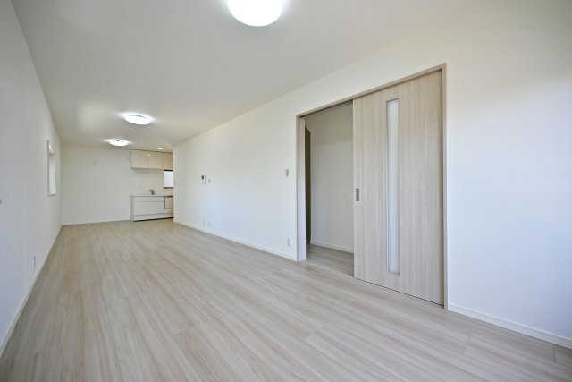 尼崎市金楽寺町2丁目中古戸建│4LDK+駐車1台可の居間・リビング|ダイニングテーブルやソファーを設置しても十分な広さとなっております。 奥行きがあるリビングなので、収納や家具の配置、インテリアコーディネートがしやすいです。