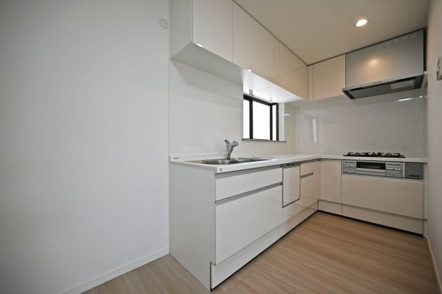 尼崎市金楽寺町2丁目中古戸建│4LDK+駐車1台可のキッチン|L字型システムキッチン◎シンクとコンロを斜めに移動できるため、作業スペースを広く使うことができます。