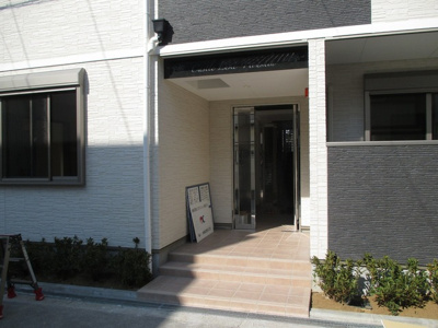 【エントランス】 | カステル・ルーク豊新 | 外観にマッチしたエントランスです