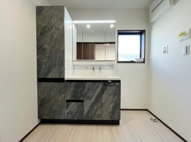 練馬区豊玉南1丁目 全2棟 B号棟のトイレ|トイレは2ヶ所設置、換気用小窓もあり、明るく清潔な空間です(B号棟)