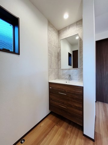 練馬区豊玉南1丁目 全2棟 B号棟のバルコニー|バルコニーにはコートラインを施し、光と風を快適にアレンジし住まう人のプライバシーを守ります(B号棟)