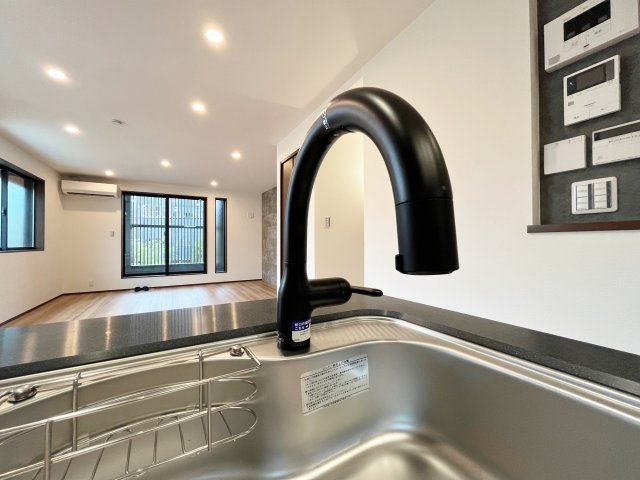 練馬区豊玉南1丁目 全2棟 B号棟のキッチン|食後の片づけに便利な食器洗乾燥機が標準装備です 時間が有効活用でき、節水にもなります(B号棟)
