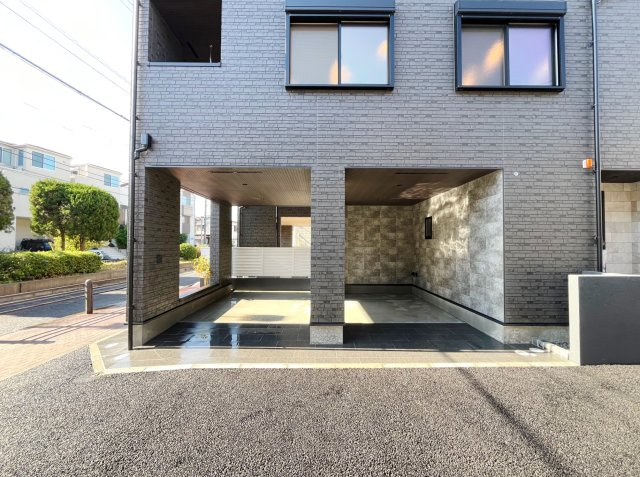 練馬区豊玉南1丁目 全2棟 B号棟の玄関|玄関には便利な立水栓を設置しています
洗車やお子様のビニールプールなどに便利な設備です(B号棟)