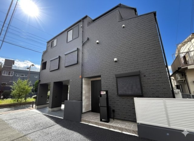 練馬区豊玉南1丁目 全2棟 B号棟の前面道路含む現地写真|伸びやかな南側約6ｍ公道に面してます
インターロッキングに舗装された歩道に面しているので小さなお子様も安心です
堂々完成につきご見学いただけます
角地を含む全2棟～陽当たり通風良好です