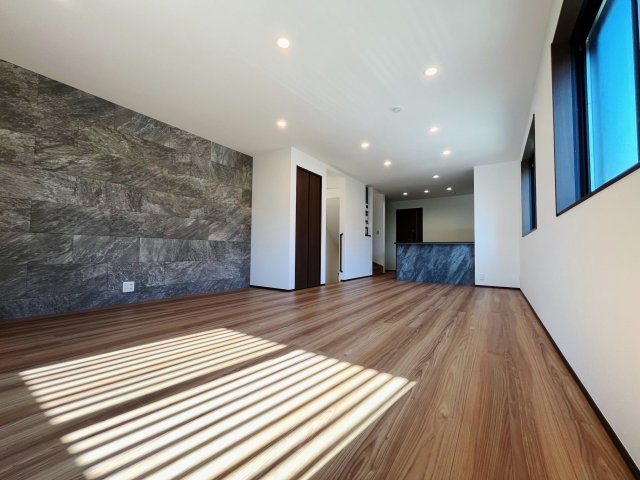 練馬区豊玉南1丁目 全2棟 B号棟の居間・リビング|2階20.2帖LDK
開放感溢れる広々とした空間
ご家族皆様でゆったりとお寛ぎいただけます(B号棟)