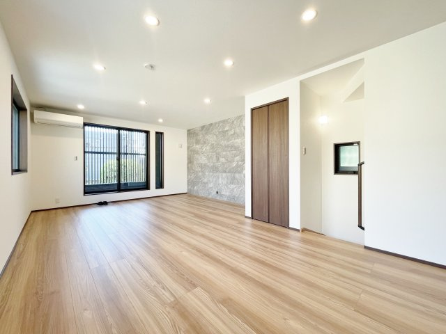 練馬区豊玉南1丁目 全2棟 B号棟の居間・リビング|2階20.2帖LDK
南向きのリビングに面し＋αのゆとりと開放感を演出
リビングエアコン設置　快適にご内覧いただけます♪(B号棟)