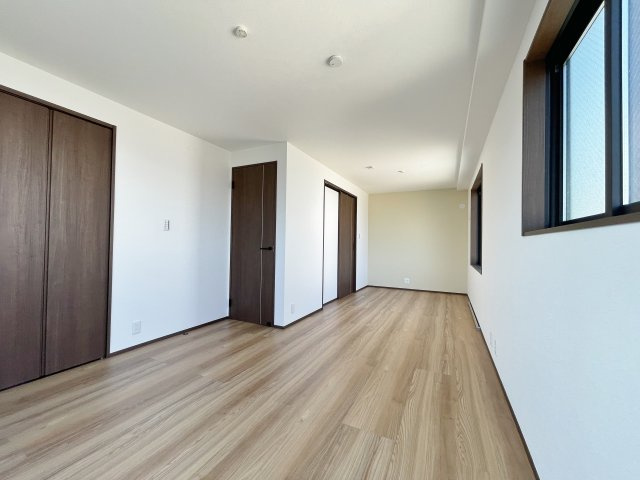 練馬区豊玉南1丁目 全2棟 B号棟のキッチン|食器などの収納に便利なカップボードを設置しています(B号棟)