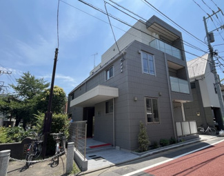 【外観】 | 緑道沿いの角地にゆったりと建つ物件です。