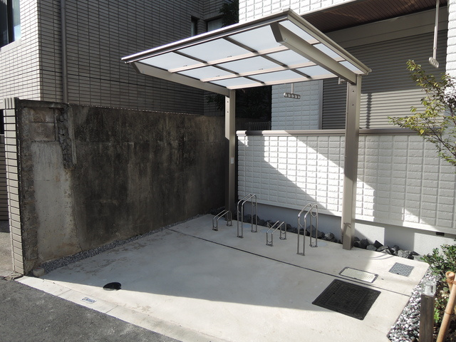 メゾン小日向台町のその他共用部分|★屋根付き駐輪場★