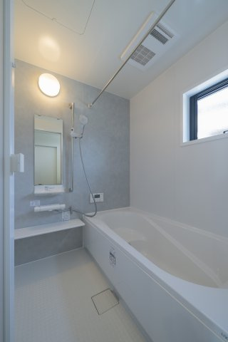 かすみケ丘東の洗面所|3面鏡付きの洗面化粧台で身支度がはかどり、そのまま主寝室へ移動できる便利な動線が魅力です。