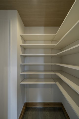 かすみケ丘東の収納|広々とした玄関に収納力の高いのシューズインクローゼットをプラス。すっきりと整った空間でお出迎え！
