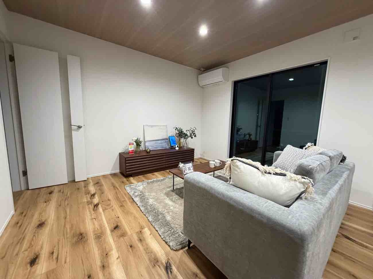 かすみケ丘東の居間・リビング|ゆとりある17帖のLDKが広がる平屋。自然と家族が集まる、心地よいくつろぎの空間です。