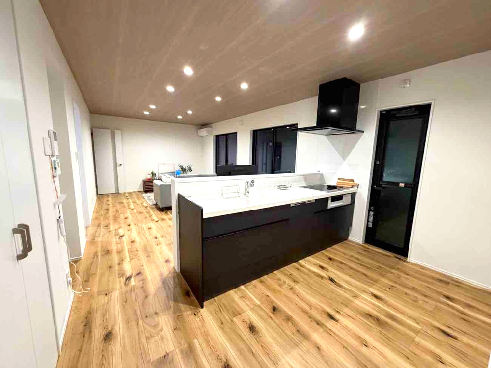 かすみケ丘東の居間・リビング|光あふれる明るいリビングは、2つの大きな窓から自然光がたっぷり差し込み、寛ぎのひとときを演出します。