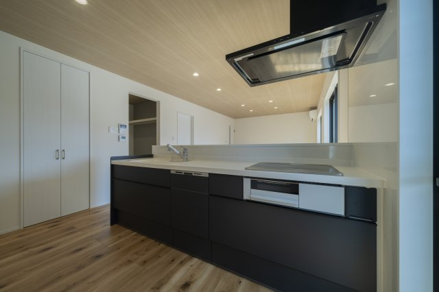 かすみケ丘東の居間・リビング|白い壁と木のコントラストが美しく、家具やインテリアのアレンジもしやすいデザイン。