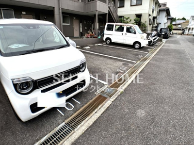【駐車場】 | ハイツ雅 | 駐車場があるので、車を買う予定の方も安心です