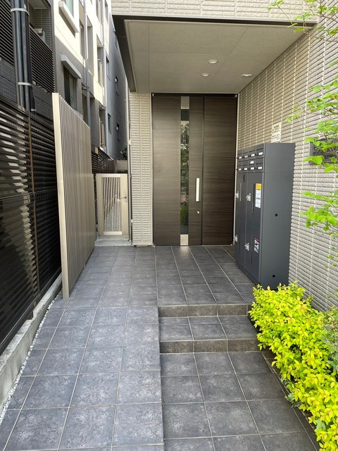 新宿区高田馬場４丁目の賃貸マンションのエントランス