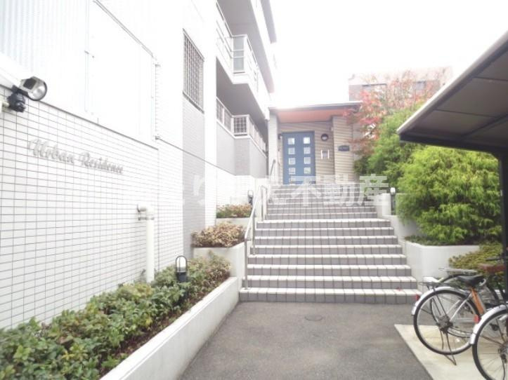 福岡市東区若宮４丁目の賃貸マンションのエントランス