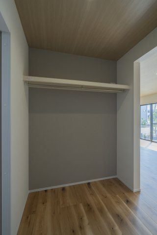 かすみケ丘東の洋室|オープンクローゼット付き7帖の主寝室。洗面室とドアでつながり、身支度がスムーズに行えます。