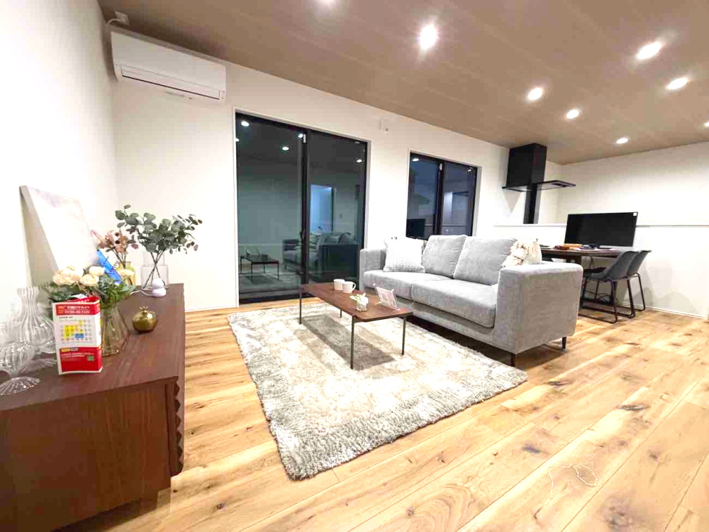 かすみケ丘東の居間・リビング|ゆとりある17帖のLDKが広がる平屋。自然と家族が集まる、心地よいくつろぎの空間です。