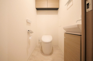 【トイレ】 | ザ・パークハビオ都島フロント | 落ち着いた色調のトイレです
