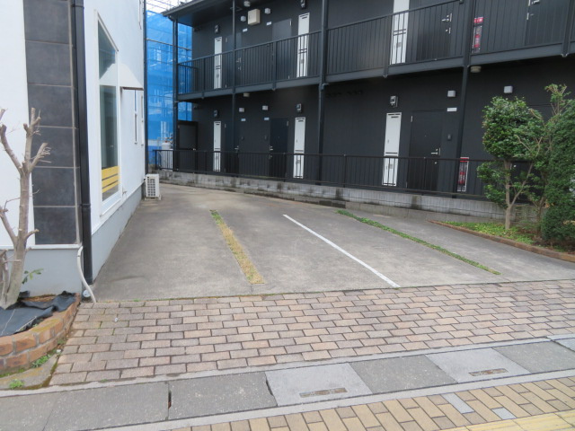 八潮市大字南川崎の店舗事務所の駐車場