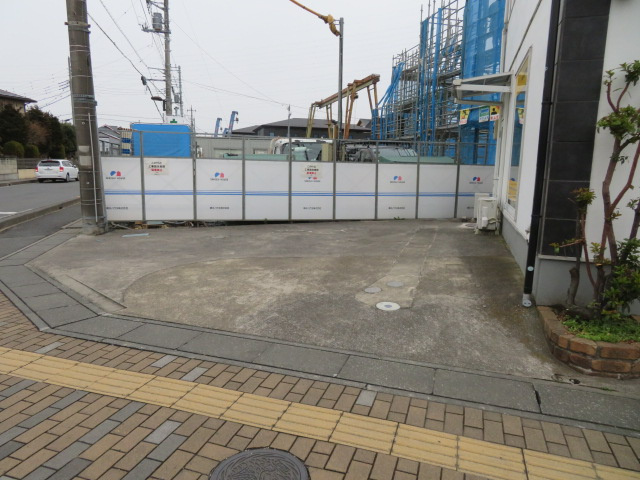 八潮市大字南川崎の店舗事務所の駐車場