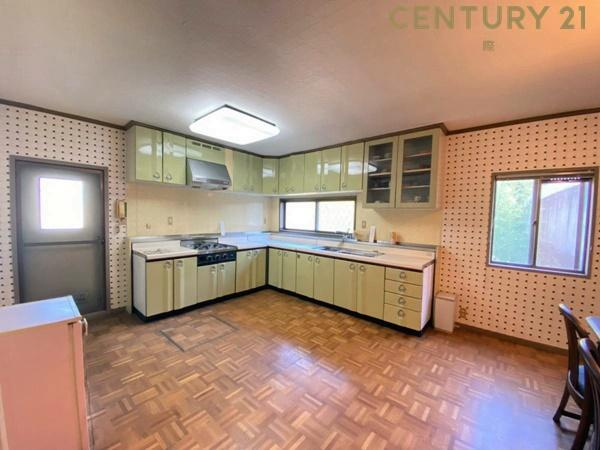 和歌山市毛見中古戸建のキッチン|使いやすいL字形キッチン