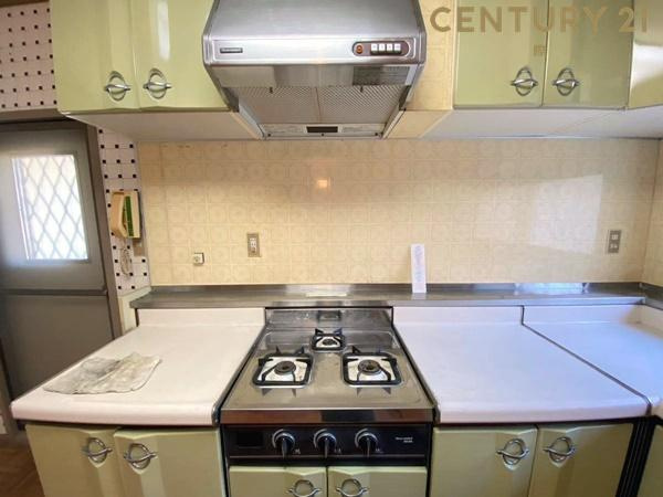 和歌山市毛見中古戸建のキッチン|【キッチン】
３コ口なので同時に３つのお料理を作ることができます♪