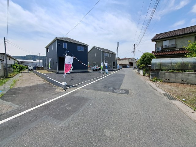 新築　桐生市境野町第6　クレイドルガーデン　2号棟の前面道路含む現地写真|現地写真　北側接道幅員約5.9ｍ