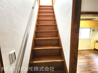 【内装】 | 尼崎市水堂町４丁目中古戸建 | ２階への階段です♪手すり付きで安心・安全に昇り降りができます！！