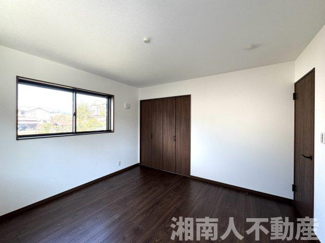 寒川町小谷１丁目新築戸建の洋室|落ち着いた色調の洋室です