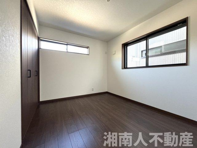 寒川町小谷１丁目新築戸建の洋室|明るい洋室です