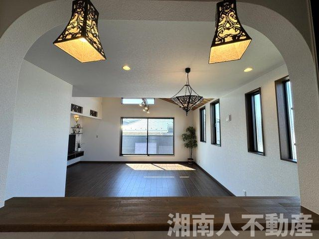 寒川町小谷１丁目新築戸建の居間・リビング|おしゃれな居間です