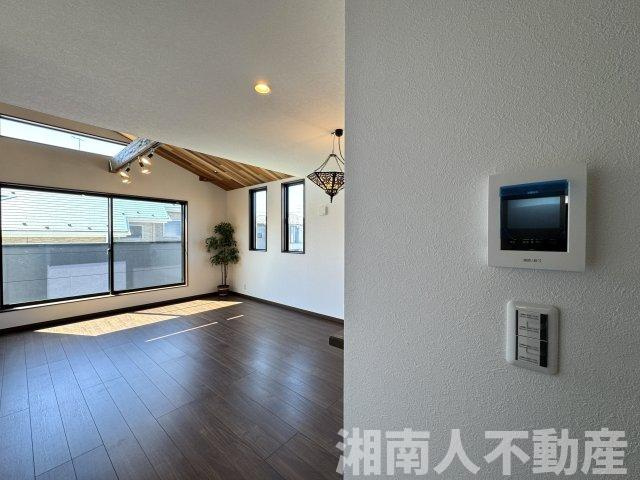 寒川町小谷１丁目新築戸建の居間・リビング|リビングです