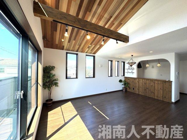 寒川町小谷１丁目新築戸建の居間・リビング|ゆったり過ごせるリビングです